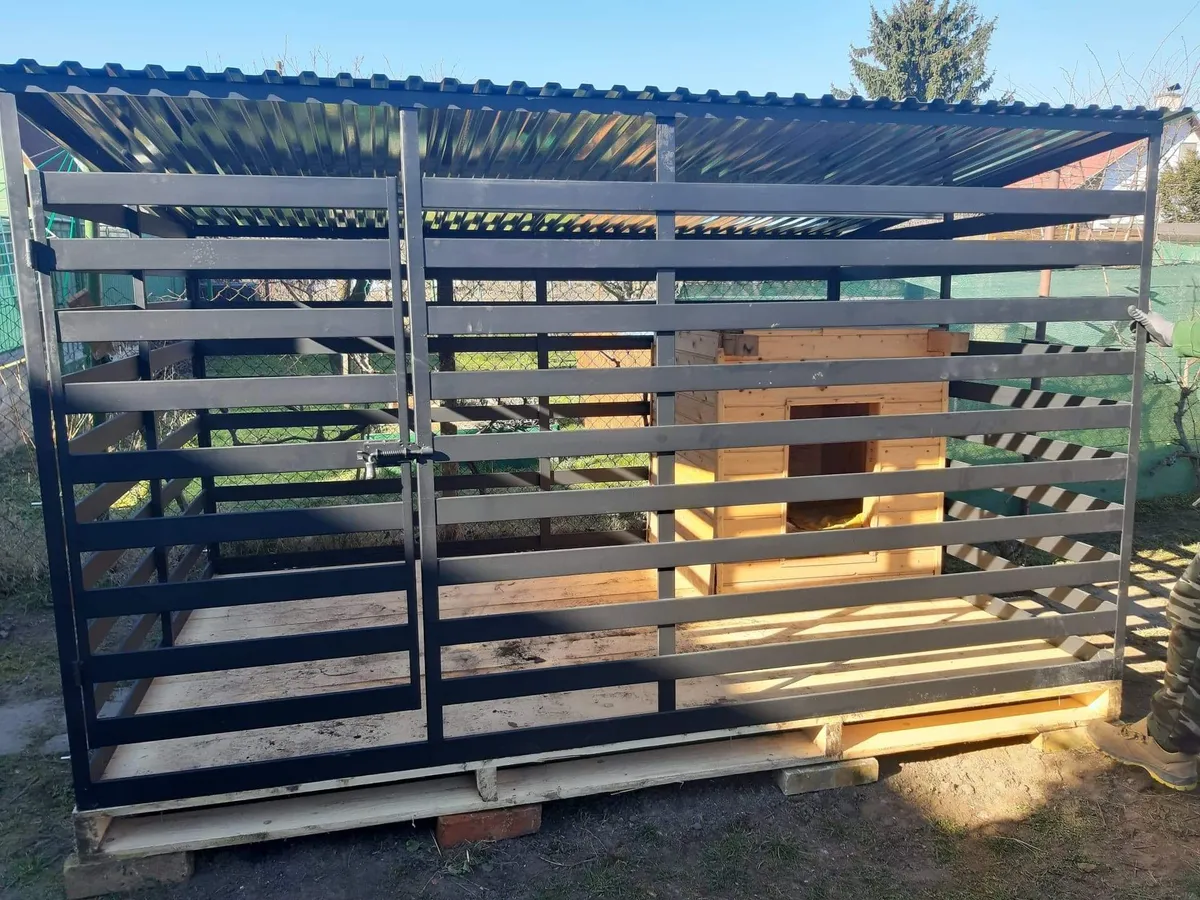 Kojec dla psa Boxstal z dachem i drewnianą budą